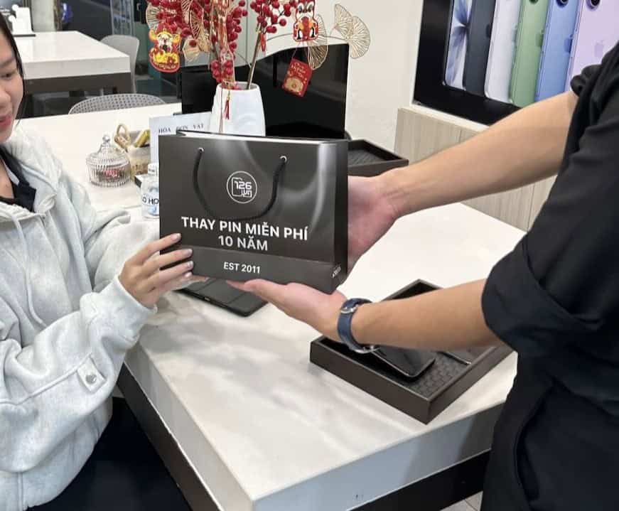 Khách nhận iPhone 11 Pro Max cũ tại cửa hàng 126.vn Vĩnh Long