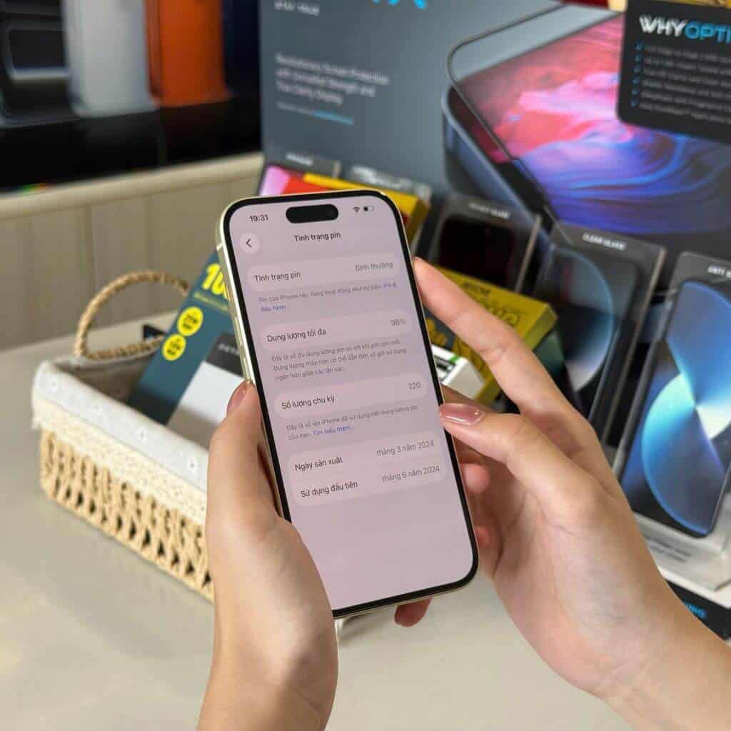 Khách hàng kiểm tra iPhone 15 cũ trực tiếp tại cửa hàng 126.vn Vĩnh Long