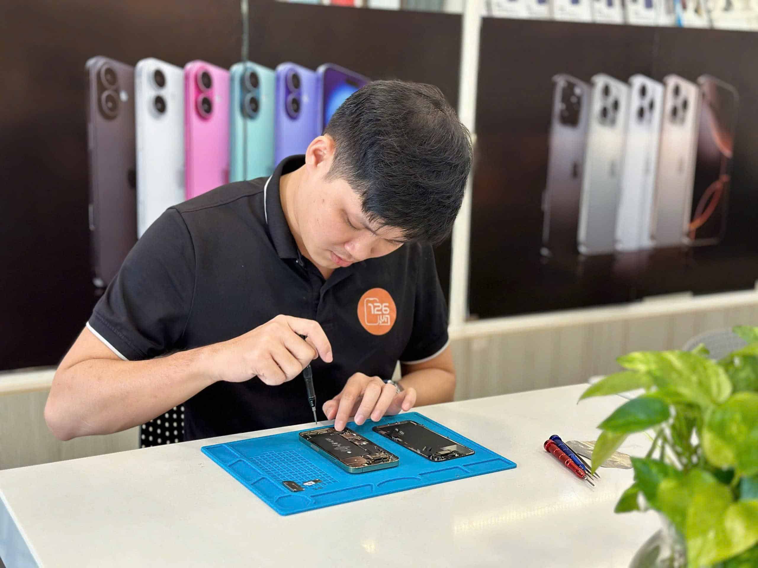 Kỹ thuật viên 126 thay pin iPhone trước mặt khách tại Vĩnh Long