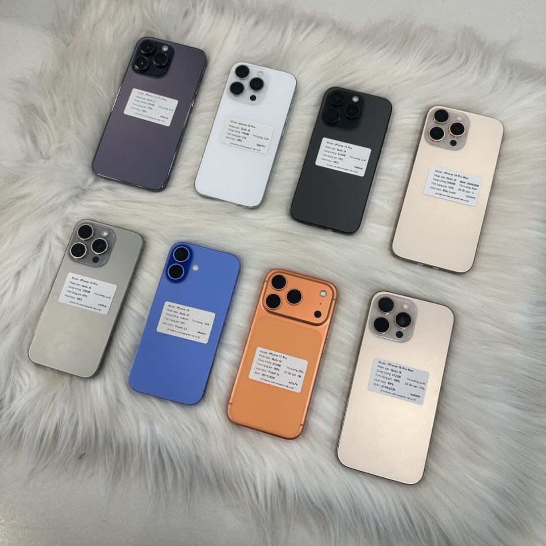 Nhiều chiếc iPhone cũ xếp cạnh nhau mỗi máy dán tem ghi tình trạng