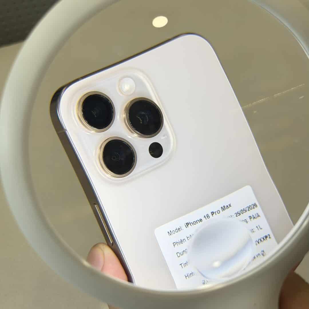 Nhân viên 126 soi cụm camera và mặt lưng một chiếc iPhone bằng kính lúp