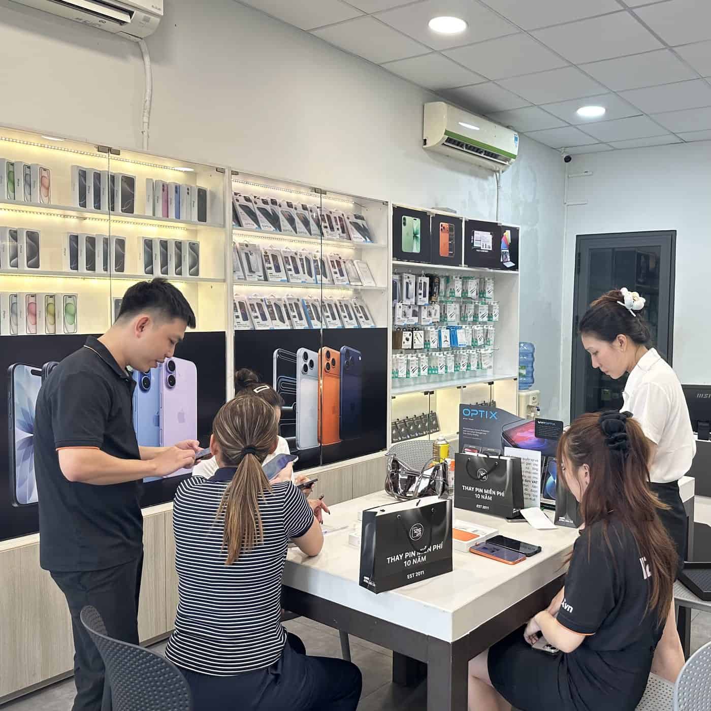 Khách đang xem và mua iPhone tại cửa hàng 126.vn ở Vĩnh Long