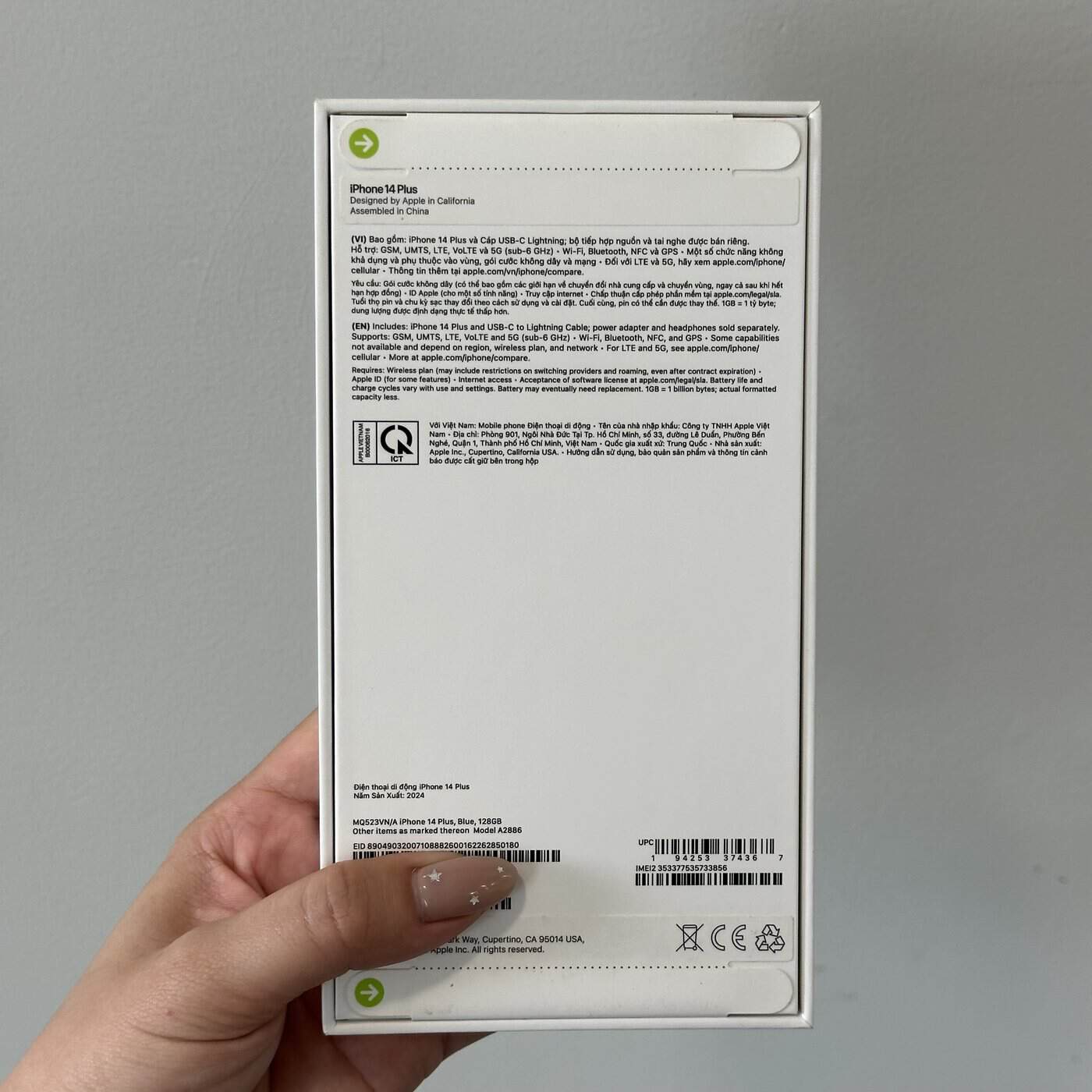 Mặt sau hộp iPhone 14 Plus mới nguyên seal, thấy rõ nhãn model và mã máy