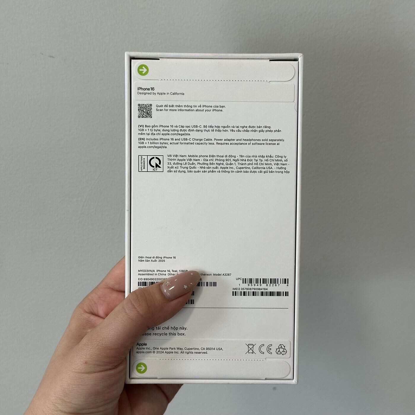Mặt sau hộp iPhone 16 mới nguyên seal chính hãng tại 126.vn Vĩnh Long