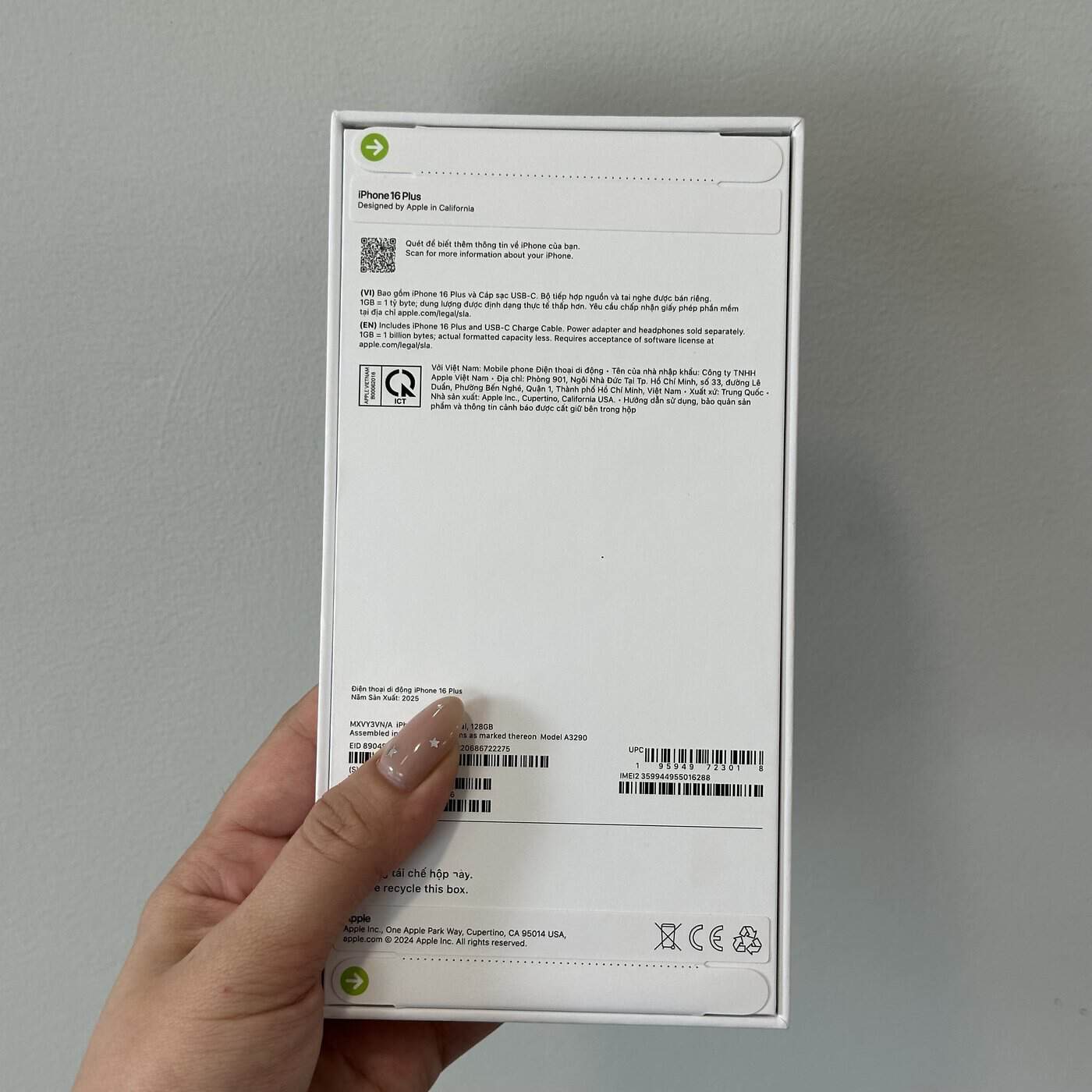 Mặt sau hộp iPhone 16 Plus mới nguyên seal, thấy rõ nhãn model và mã máy