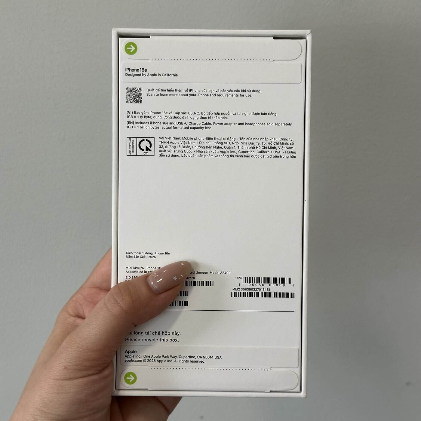 Mặt sau hộp iPhone 16e mới nguyên seal, thấy rõ nhãn model và mã máy