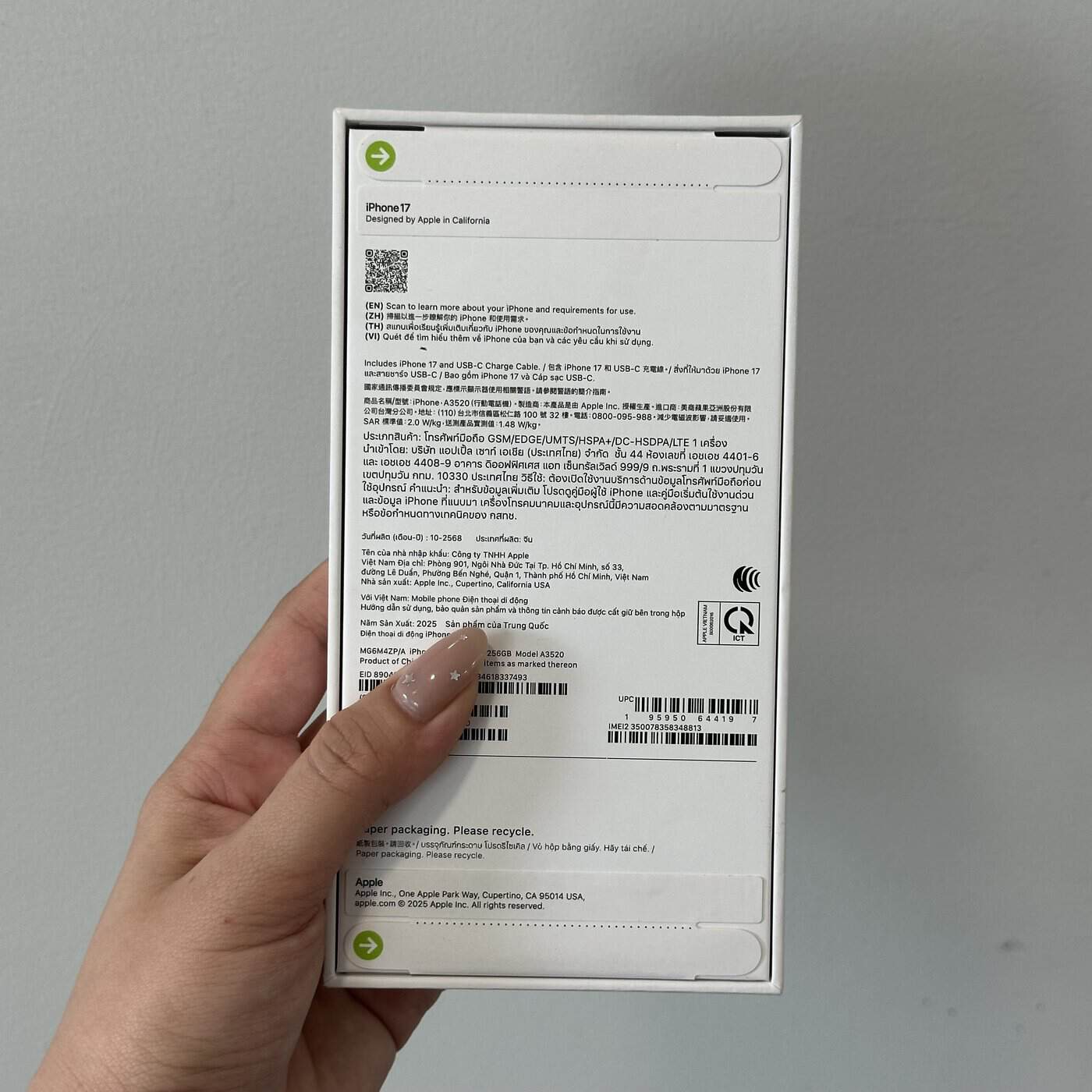 Mặt sau hộp iPhone 17 mới nguyên seal, thấy rõ nhãn model và mã máy