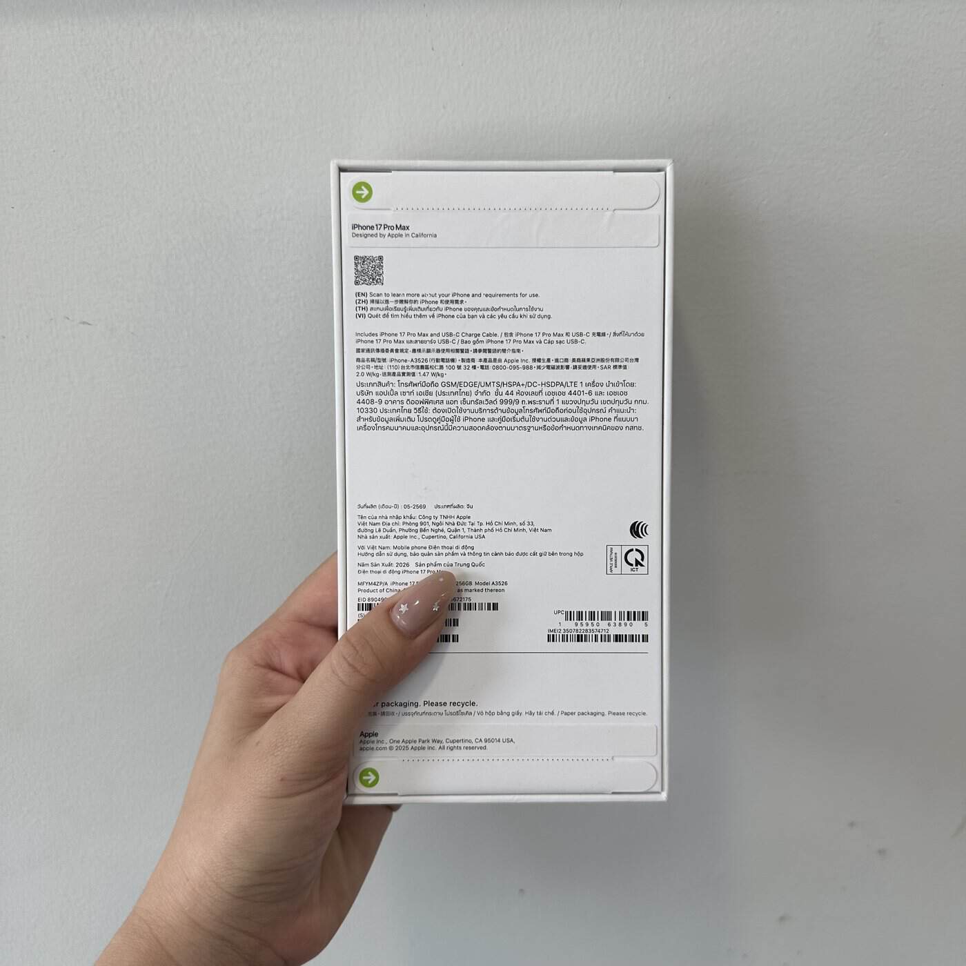 Mặt sau hộp iPhone 17 Pro Max mới nguyên seal chính hãng, thấy rõ nhãn model và mã máy