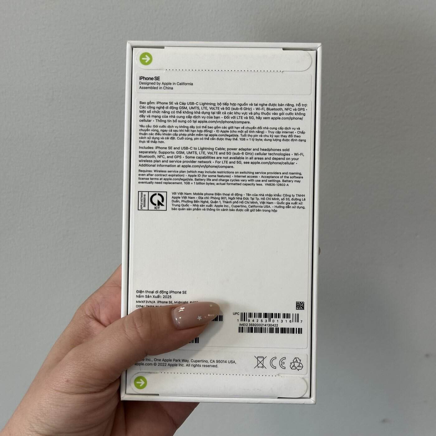 Mặt sau hộp iPhone SE 2022 mới nguyên seal, thấy rõ nhãn model và mã máy