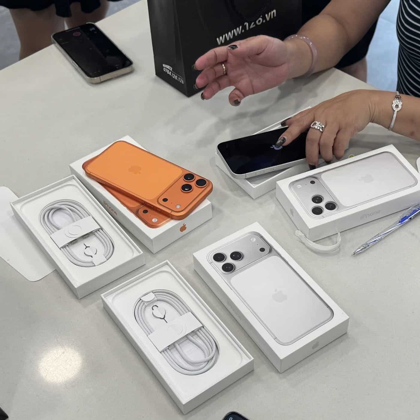 iPhone 17 Pro Max mới màu Cam Vũ Trụ và Bạc vừa khui hộp tại cửa hàng 126.vn Vĩnh Long