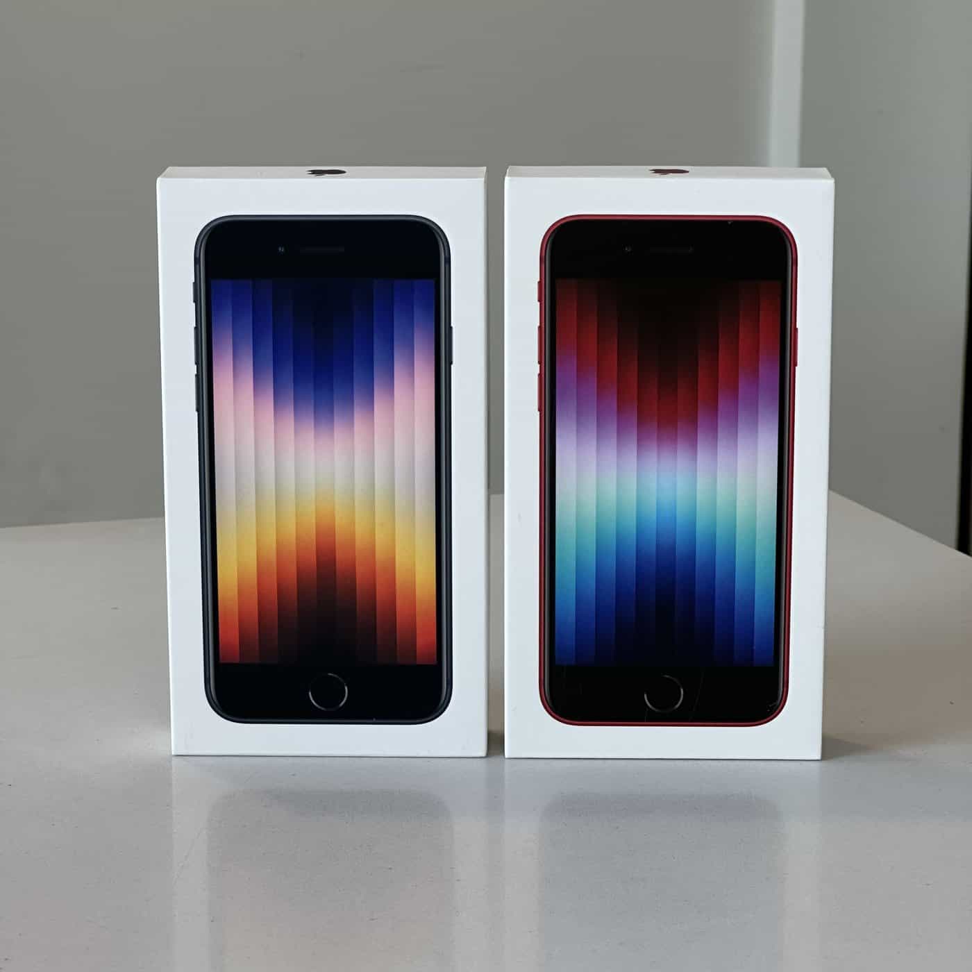 Hộp iPhone SE 2022 mới nguyên seal màu đen và đỏ tại 126.vn Vĩnh Long