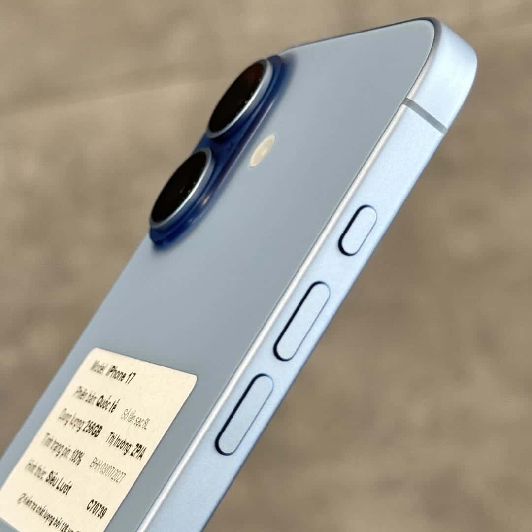 Tem thông số dán trên một máy iPhone Siêu lướt tại 126, ghi rõ dung lượng, tình trạng pin 100% và số lần sạc